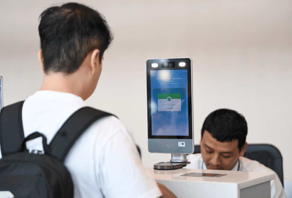 Tại sân bay, Quý khách có thể đến hệ thống xác thực eKYC để check-in nhanh, tiết kiệm thời gian xuất trình giấy tờ